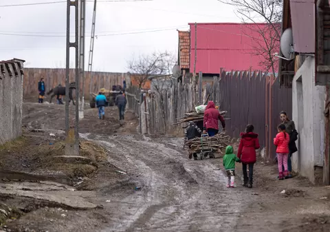 Balada sărăciei noastre: „Domnul i-o dat, Domnul i-o luat, Doamne, să fii Tu Binecuvântat”. Cum își plânge nepoții bunica gemenilor morți din Apata