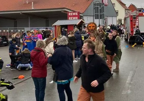 O mașină a intrat în mulțime, la un carnaval din Germania. Martorii spun că șoferul a accelerat intenționat