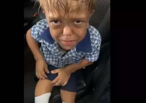 Un copil de 9 ani, batjocorit de colegi din cauza bolii de care suferă, a fost filmat de mama sa când spune că vrea să moară. Val de reacții din întreaga lume