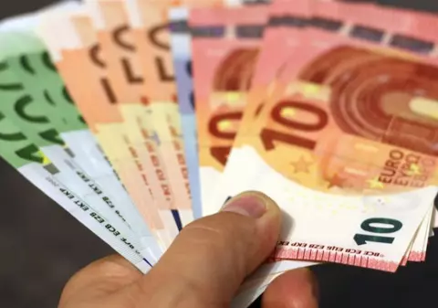 Curs valutar 18 februarie 2020. Euro crește, dolarul și aurul ating maxime istorice