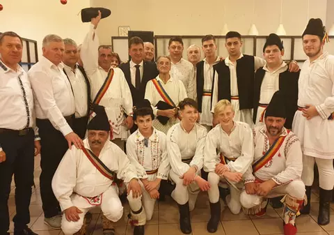 Veteranul din fruntea călușarilor. La 92 de ani, Ilie Mircea nu poate să stea departe de dansul atât de drag lui. ”Vreau să joc cât mă țin picioarele”