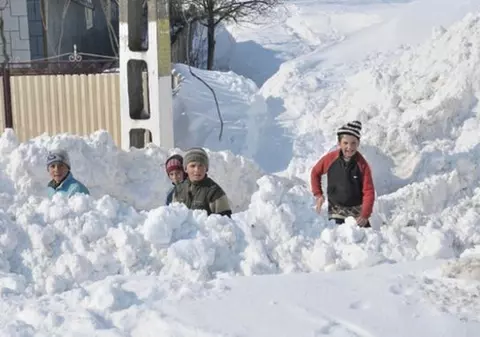 Școli închise în 18 județe, din cauza viscolului