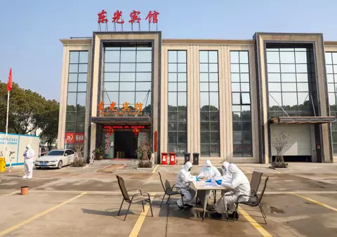 Mai multe cartiere din Beijing, din nou în izolare, după apariția unui nou focar de coronavirus într-o piaţă