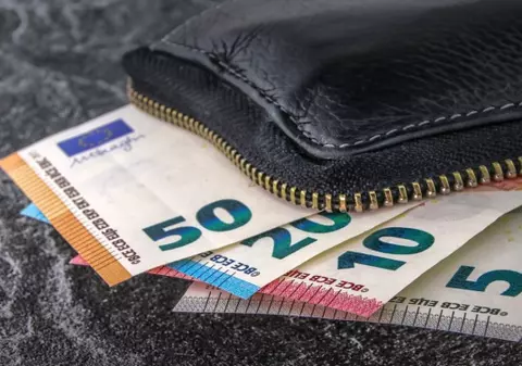 Curs valutar 19 februarie 2020. Euro scade, dolarul atinge un nou maxim istoric