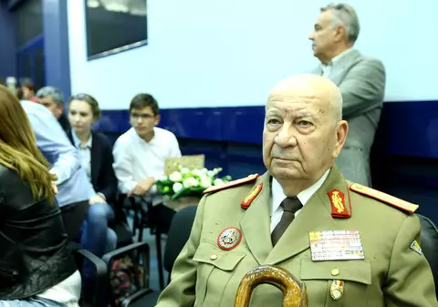 La ultima apariție publică, generalul Marin Dragnea nu s-a lăsat beștelit de Ilie Năstase: ”Băi, deșteptule, arăți că ești general făcut pe timp de pace. Ești indisciplinat și aici! Am fost pe front! Tu ai fost la război?” Reacția halucinantă a lui ”Nasty”