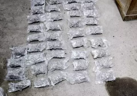 10 kilograme de canabis ascunse în rezervorul unei mașini, la Vama Sculeni