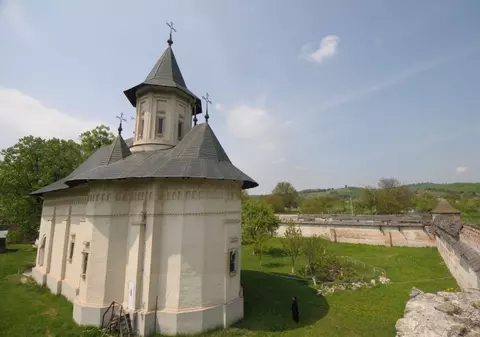 Mănăstirea Mera: Iconostas și jilț arhieresc, propuse spre clasare