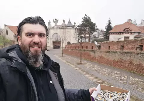 Sute de mucuri de țigară, strânse de pe jos la cetatea turistică din Alba Iulia. Un ghid local a făcut singur toată treaba