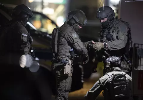 Nouă oameni au fost uciși într-un dublu atac armat calificat drept ”terorist”, în Germania. Suspectul, găsit mort alături de mama sa, ar fi un extremist de dreapta