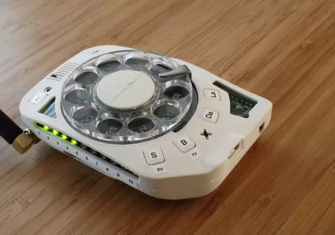 Concurenţă pentru telefoanele "deştepte": o ingineră din SUA a inventat telefonul "prostănac"