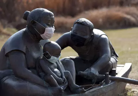Chinezii au pus măști statuilor din parcuri pentru a transmite populației cât de importantă este protecția împotriva coronavirus
