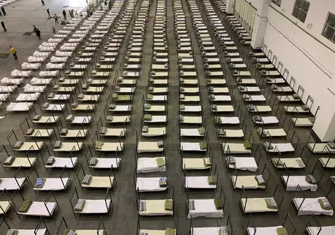 Chinezii au montat mii de paturi pentru pacienții infectați cu coronavirus în centre expoziționale. Câți pacienți au fost internați în spitalul construit în 10 zile