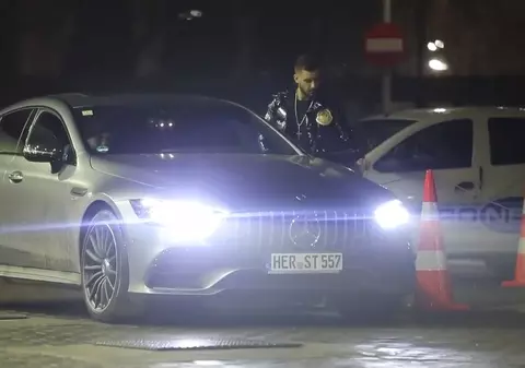 Un director din Poliția Locală Sector 4 conduce un Mercedes de 150.000 euro. Tatăl său e șeful ADP Sector 4, mama - subprefectul Capitalei