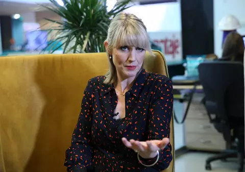 „Cum poţi să fii aşa deştept dintr-o ţară aşa de săracă?” O britanică îndrăgostită de România vrea să ne schimbe imaginea în UK