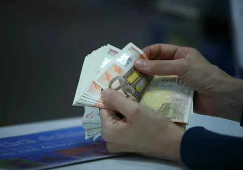 Salariu minim la nivel european. Românii cu retribuții mici vor putea câștiga mai mulți bani