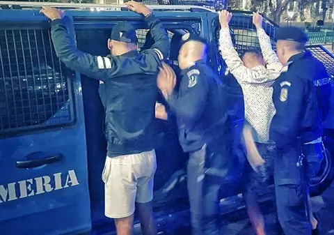 Doi tineri au fost prinși de jandarmi după ce au abandonat o mașină furată în București. Unul avea interdicție de a părăsi județul Dâmbovița
