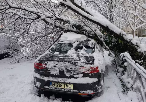 UPDATE | Haos în București după codul portocaliu de ninsori. 20 de linii de tramvai, afectate de ninsoare