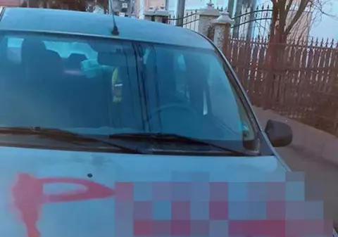 Mașinile a trei profesori din Rădăuți, vandalizate cu vopsea roșie și mesaje obscene