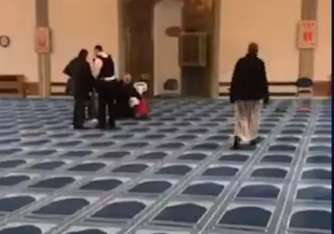 Un bărbat a fost înjunghiat în centrul Londrei. Suspectul a fost reținut. VIDEO