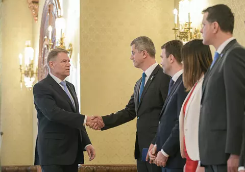 UPDATE | Consultări la Cotroceni, pentru desemnarea unui nou premier. USR l-a propus pe Dacian Cioloş, PMP îl susţine pe Cristian Diaconescu. Ponta spune că el poate face majoritate