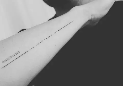 Orlando Bloom și-a corectat tatuajul făcut recent pe antrebaț. Își tatuase greșit numele fiului său