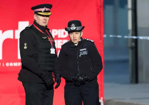 Un londonez, acuzat de crimă după ce poliția a găsit două cadavre într-o ladă frigorifică