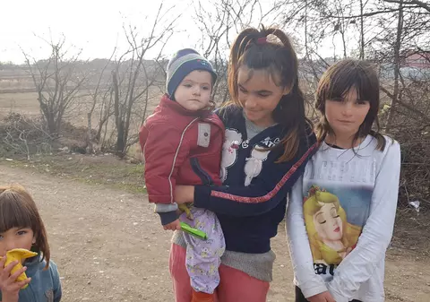 Micile prinţese din hambar | DGASPC: „Copiii nu sunt neglijaţi”. Primarul comunei îi critică pe părinți: „N-au avut casă niciodată, au stat numai cu chirie!”