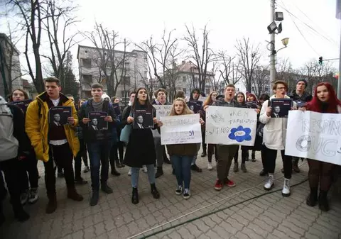 Elevii au protestat vineri în fața Prefecturii Timișoara. Își cer dreptul de a le fi decontată naveta