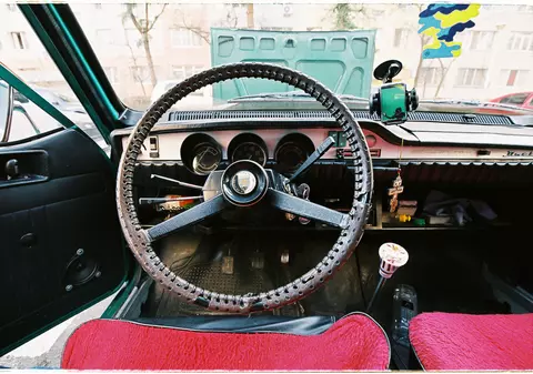 Un copil de 3 ani din Târgu Jiu s-a urcat la volan și și-a lovit mama cu mașina. Femeia a ajuns la spital