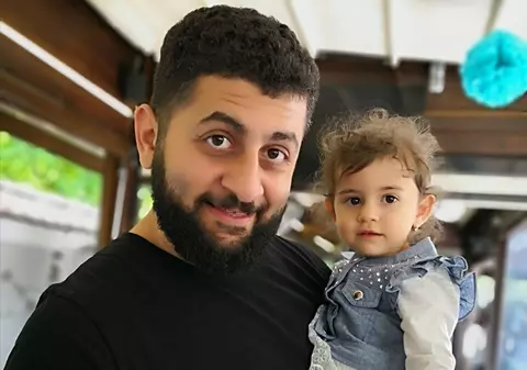 “Mi-ar plăcea ca fetița mea să fie atrasă de pian”. Actorul Sergiu Costache, fiorosul Sabin din “Umbre”, este un familist convins