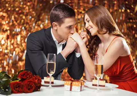 Embargo la sărutări și îmbrățișări de Valentineʼs Day, de teama coronavirusului. Sfaturile unui virusolog britanic