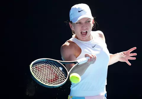 Simona Halep s-a calificat în finala turneului de la Roma, după o victorie palpitantă în fața Garbinei Muguruza