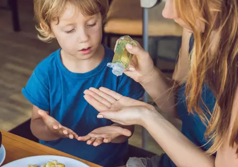 Noul coronavirus rezistă 9 ore pe piele, arată un nou studiu. La cât timp după aplicarea dezinfectantului devine inactiv