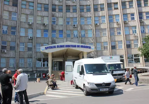 Fiul femeii decedate după ce a fost abandonată 16 ore pe un scaun în spital acuză cadrele medicale de neglijență în serviciu: "Este inuman să lași un om când vezi cum cade lângă tine"
