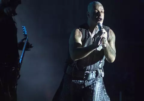 Solistul Rammstein s-a lansat în pornografie. În videoclip răpește femei pentru o orgie