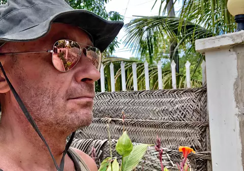 Fost inspector în Ministerul Justiției din România, angajat în firma implicată într-un uriaș scandal de corupție în Tanzania. A fost suspectat și de măsluirea unei licitații la minister!