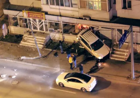 Un minor beat a intrat cu mașina în vitrina unui magazin din Focșani în timp ce era urmărit de poliție