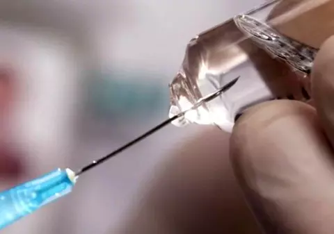 Virusolog englez: „Nu cred că vaccinul Covid - 19 va fi gata înainte de 18 luni”. De ce durează testele