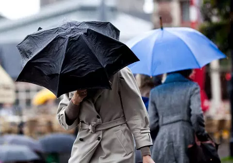 Prognoza meteo 12 februarie. Vremea se încălzeşte uşor, dar nu scăpăm de vânt şi precipitaţii