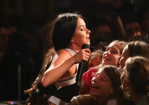 Fanii de peste hotare leșină când o văd în realitate, în România trece neobservată. Cum a fost filmată Inna, pe străzile din București!