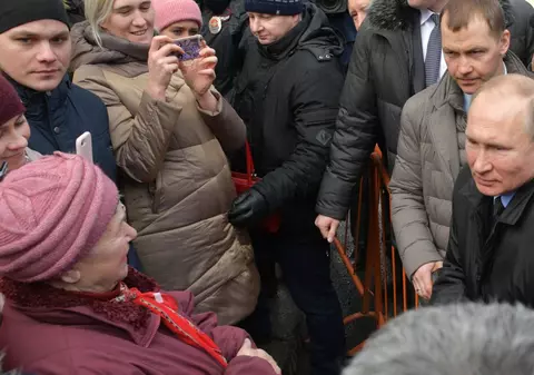 Vladimir Putin, certat de o femeie nemulțumită de venitul ei mic: ”E posibil să trăiești cu acești bani?”