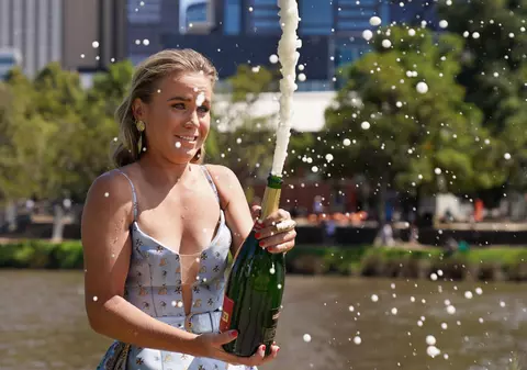 Sofia Kenin a sărbătorit cu șampanie câștigarea turneului Australian Open. Americanca a pozat într-o rochie cu decolteu îndrăzneț