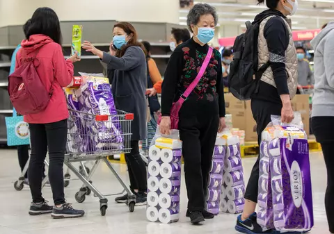 Coronavirusul creează haos în Hong Kong: Hoți înarmați fură hârtie igienică