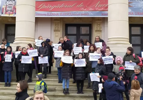 Un nou scandal la Opera din Iași. “Juniorii” au protestat pe scările instituției după ce directorul corului s-a trezit fără post. “Gong final?”