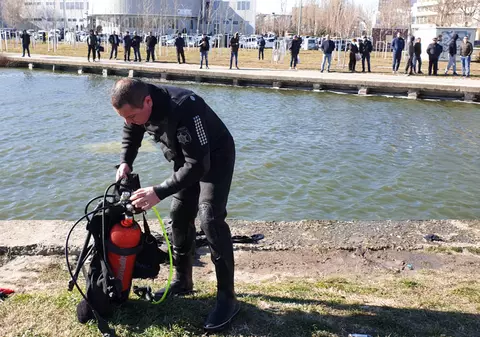 Un copil de 9 ani și bunicul lui s-au răsturnat cu mașina în lacul Tăbăcăriei din Mamaia. Operațiune de salvare contracronometru