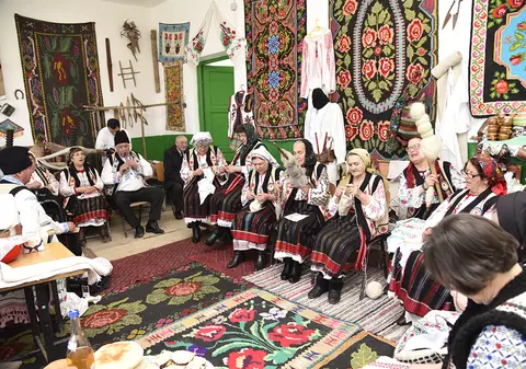 Povești la șezătoare. „Îmi aduc aminte cum băteam mingea făcută din cârpă și legată cu ață. Atunci, lumea era mai bună”