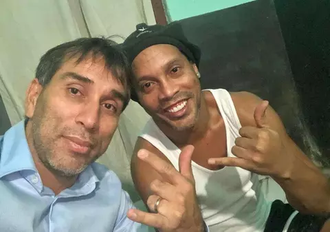 Ca la 40 de ani: Ronaldinho, reținut în continuare în închisoarea din Asuncion. De ziua lui, ”Dinho” a mâncat doradă la grătar