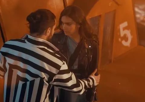 Oricine îl poate suna acum pe Smiley. Artistul  își dezvăluie numărul de telefon în videoclipul piesei „Ce mai faci, străine?”