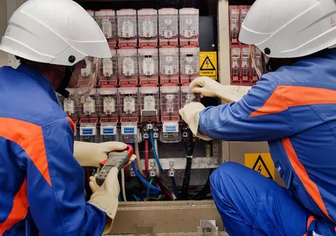 O femeie din Timiș reclamă faptul că echipele ENEL insistă să intre, fără echipament de protecție împotriva coronavirus, în casa ei: “Eu am o mamă de 85 de ani și copilul are varicelă”. ENEL infirmă acuzațiile