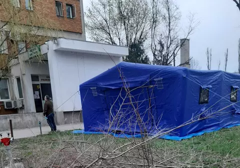 Cort pentru trierea cazurilor suspecte de coronavirus, instalat în curtea Spitalului Sf Ioan din București
